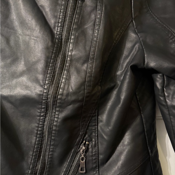 Black Faux Leather Moto Jacket Fitted Cropped Zip Up Runs Small - Picture 2 of 8